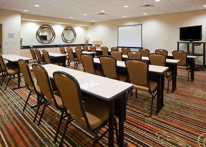 Hampton Inn & Suites Minot / Airport